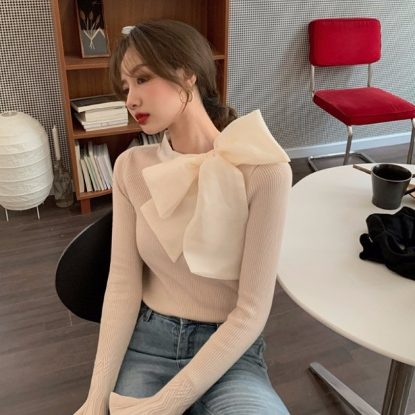 Vékony kötésből készült női pulóver bézs és fekete színben tüll szalaggal a nyakkivágáson