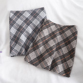 Rövid női kockás szoknya szürke és bézs színben, magas derékkal