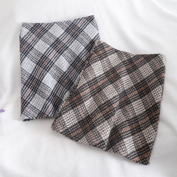 Rövid női kockás szoknya szürke és bézs színben, magas derékkal