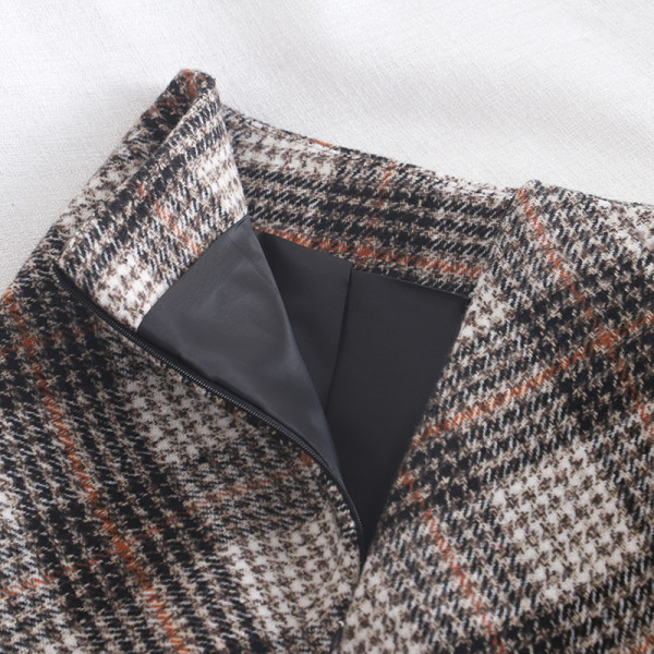 Rövid női kockás szoknya szürke és bézs színben, magas derékkal