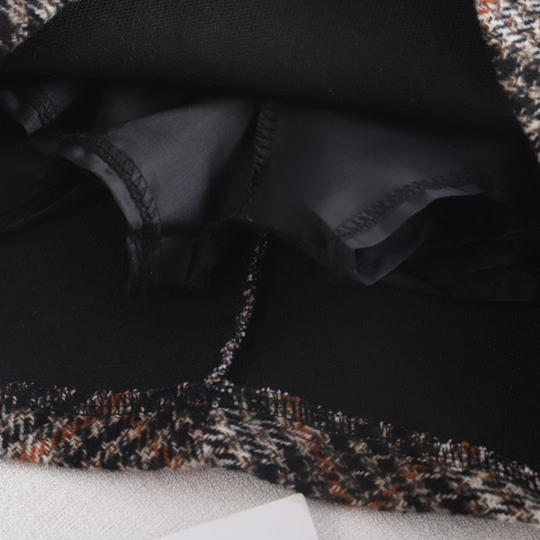 Rövid női kockás szoknya szürke és bézs színben, magas derékkal