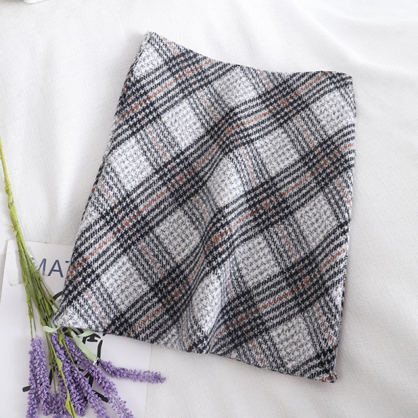 Rövid női kockás szoknya szürke és bézs színben, magas derékkal