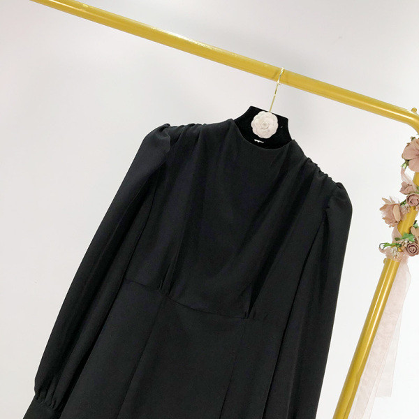 Elegáns rövid fekete ruha hosszú puffos ujjal és csipkével