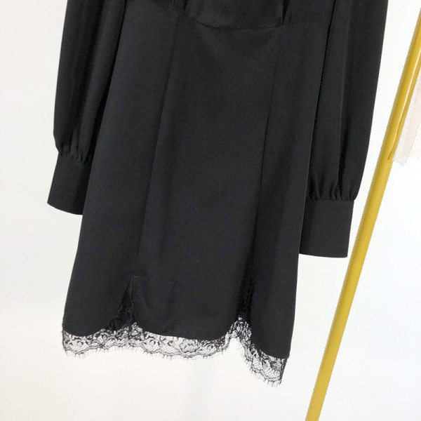 Elegáns rövid fekete ruha hosszú puffos ujjal és csipkével