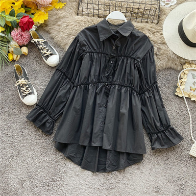 Stílusos széles női ing klasszikus gallérral és fehér és fekete nyakkendővel