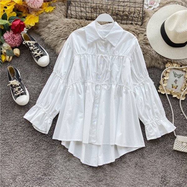 Stílusos széles női ing klasszikus gallérral és fehér és fekete nyakkendővel