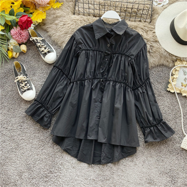 Stílusos széles női ing klasszikus gallérral és fehér és fekete nyakkendővel