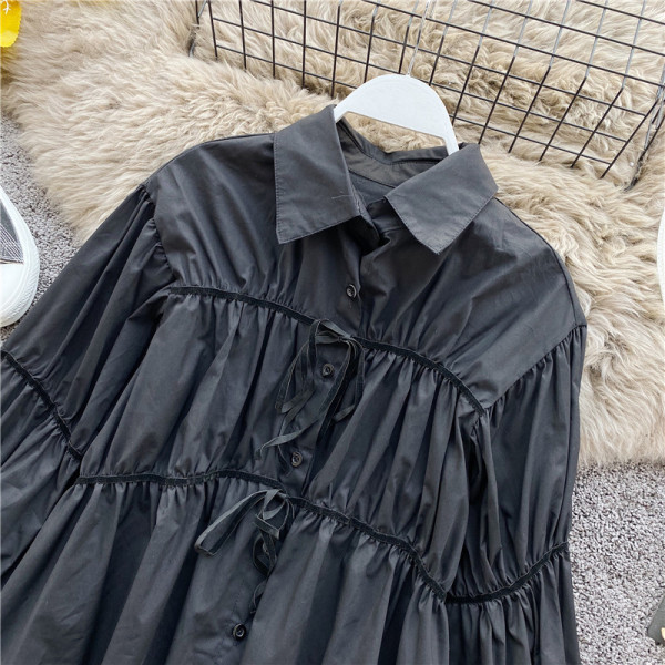 Stílusos széles női ing klasszikus gallérral és fehér és fekete nyakkendővel