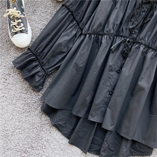 Stílusos széles női ing klasszikus gallérral és fehér és fekete nyakkendővel