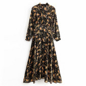 Hosszú szabású ruha elasztikus derékkal és félmagas gallérral fekete színben, virágmintával