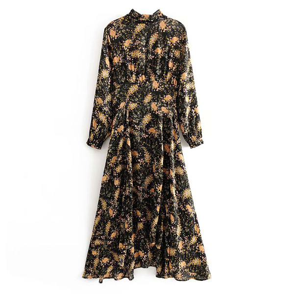 Hosszú szabású ruha elasztikus derékkal és félmagas gallérral fekete színben, virágmintával