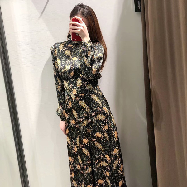 Hosszú szabású ruha elasztikus derékkal és félmagas gallérral fekete színben, virágmintával