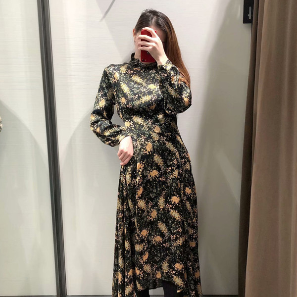 Hosszú szabású ruha elasztikus derékkal és félmagas gallérral fekete színben, virágmintával