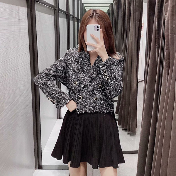 Jachetă scurtă casual din tweed, cu închidere neagră la două piept