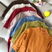 Női pulóver az ujjakon gombokkal és félmagas gallérral bordó, fehér, fekete, zöld, kék és barna színekben