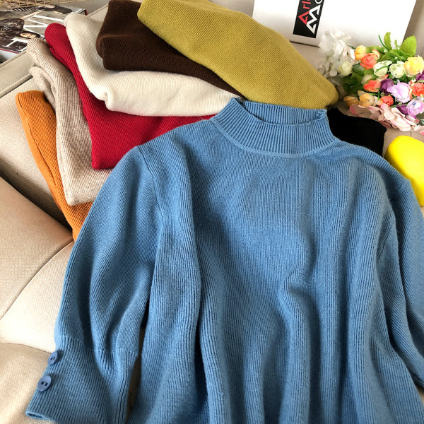 Női pulóver az ujjakon gombokkal és félmagas gallérral bordó, fehér, fekete, zöld, kék és barna színekben