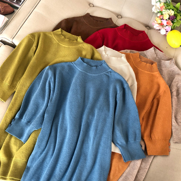 Női pulóver az ujjakon gombokkal és félmagas gallérral bordó, fehér, fekete, zöld, kék és barna színekben