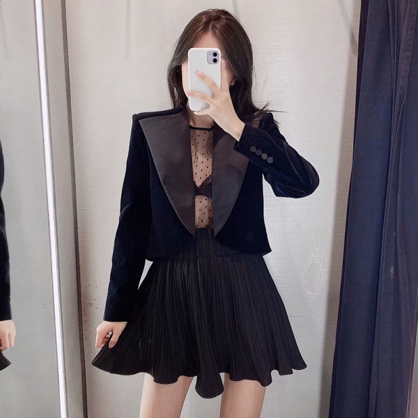 Jachetă scurtă modernă de catifea de culoare neagră, cu mâneci lungi