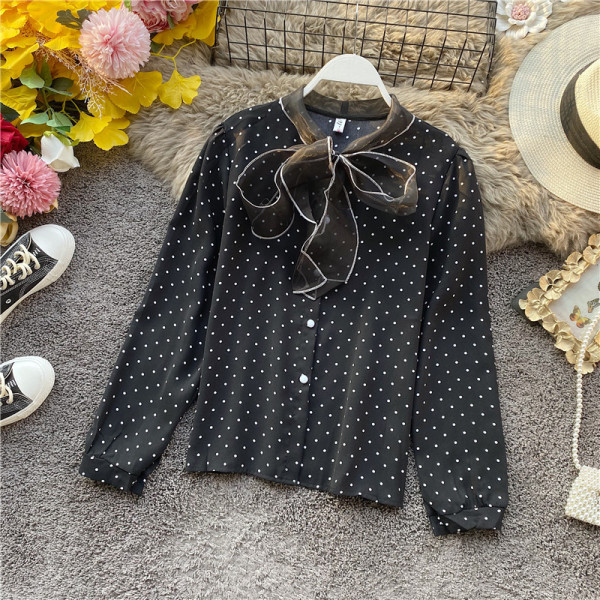 Modern női ing fehér, fekete és rózsaszín pöttyös szalaggal