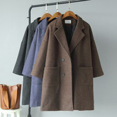 Női kabát spitz nyakkivágással és barna és kék zsebekkel