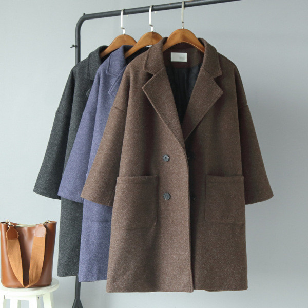 Női kabát spitz nyakkivágással és barna és kék zsebekkel