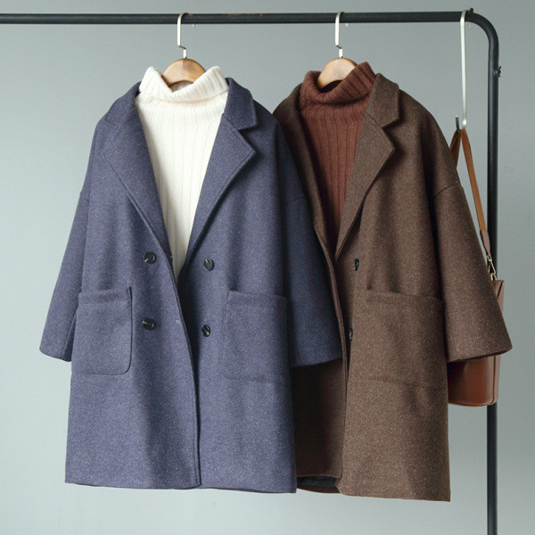 Női kabát spitz nyakkivágással és barna és kék zsebekkel