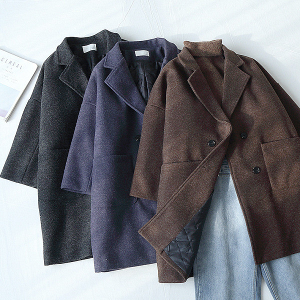 Női kabát spitz nyakkivágással és barna és kék zsebekkel