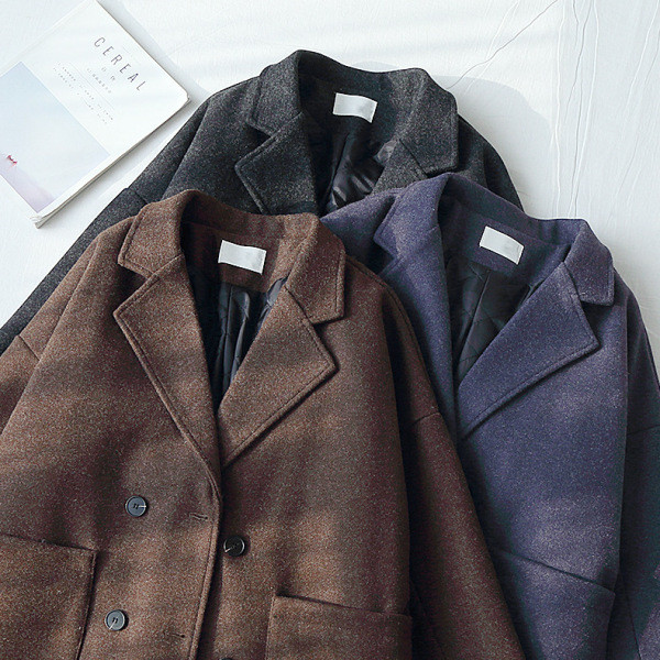 Női kabát spitz nyakkivágással és barna és kék zsebekkel