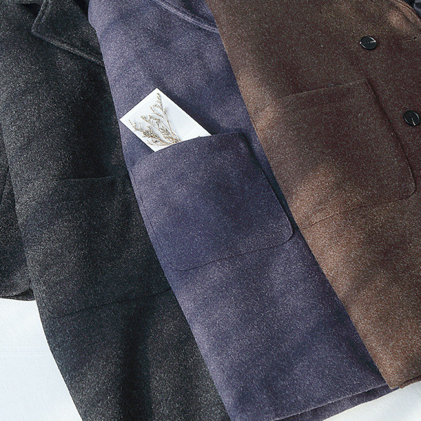 Női kabát spitz nyakkivágással és barna és kék zsebekkel