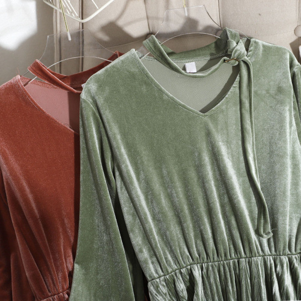 Retro stílusú női ruha zöld, rózsaszín és szürke színben, V-nyakú és hosszú ujjú