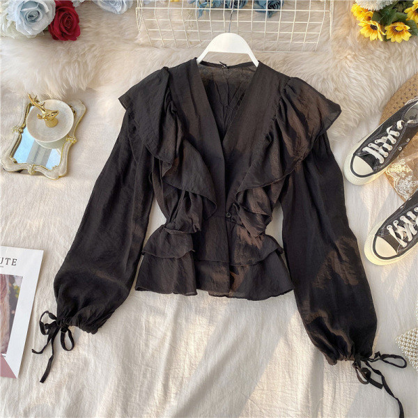 Modern női ing spitz nyakkivágással és bézs és fekete nyakkendővel