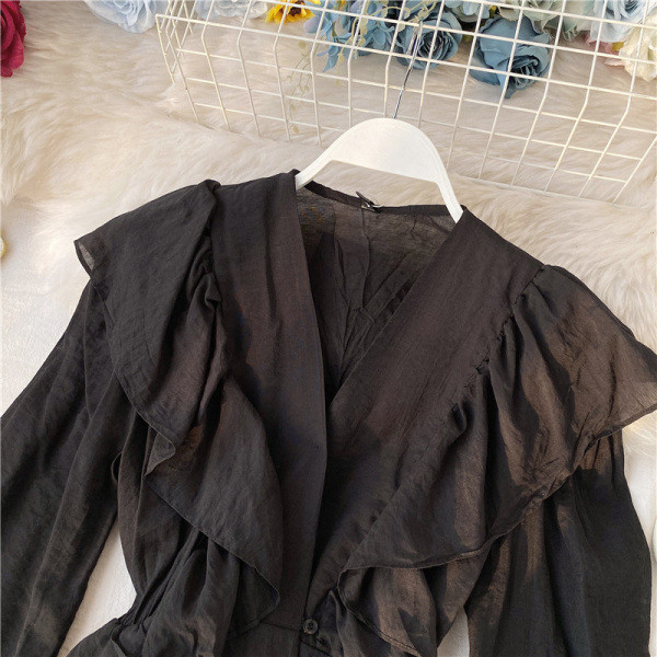 Modern női ing spitz nyakkivágással és bézs és fekete nyakkendővel