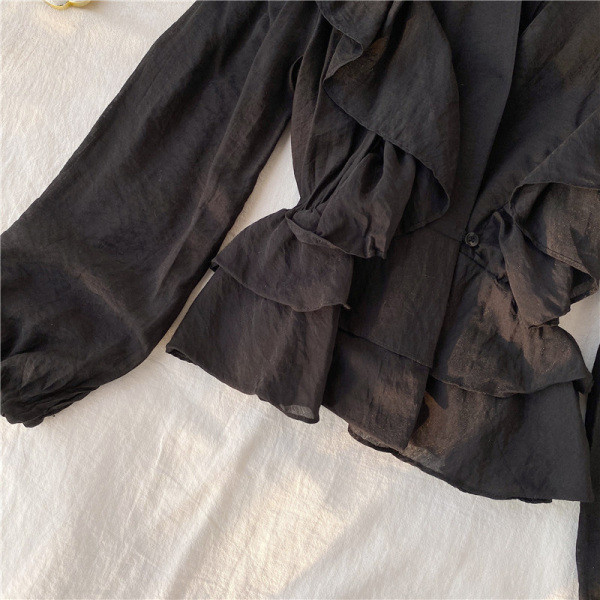 Modern női ing spitz nyakkivágással és bézs és fekete nyakkendővel