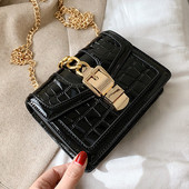 Stílusos női bőrtáska csattal és lánccal