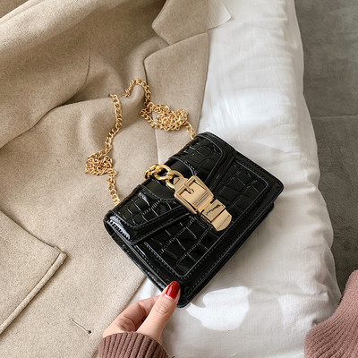 Stílusos női bőrtáska csattal és lánccal