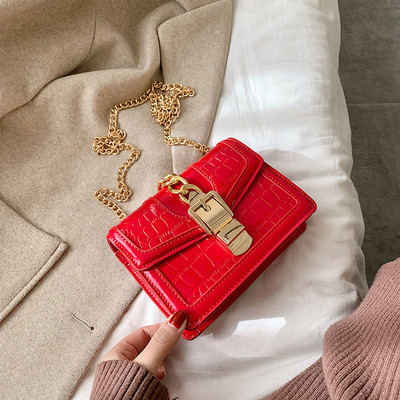 Stílusos női bőrtáska csattal és lánccal