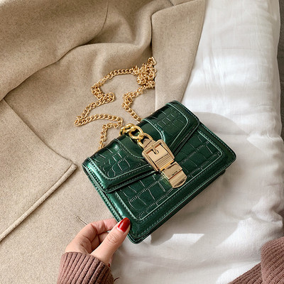 Stílusos női bőrtáska csattal és lánccal