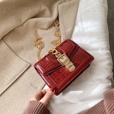 Stílusos női bőrtáska csattal és lánccal