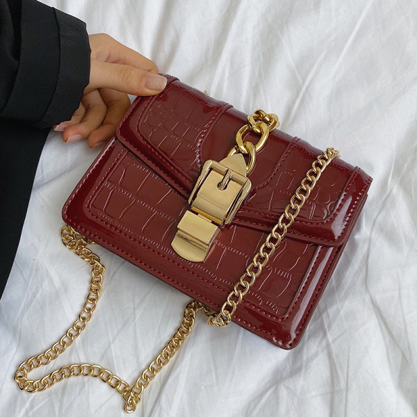 Stílusos női bőrtáska csattal és lánccal