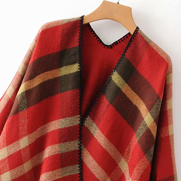 Női kockás poncsó retro stílusú, piros és fekete rojtokkal