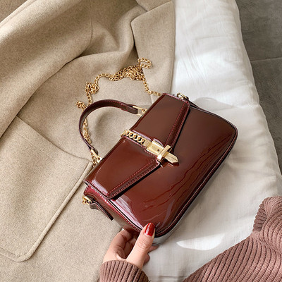 Modern női táska rövid és hosszú fülekkel, fekete, bordó, zöld és piros színben