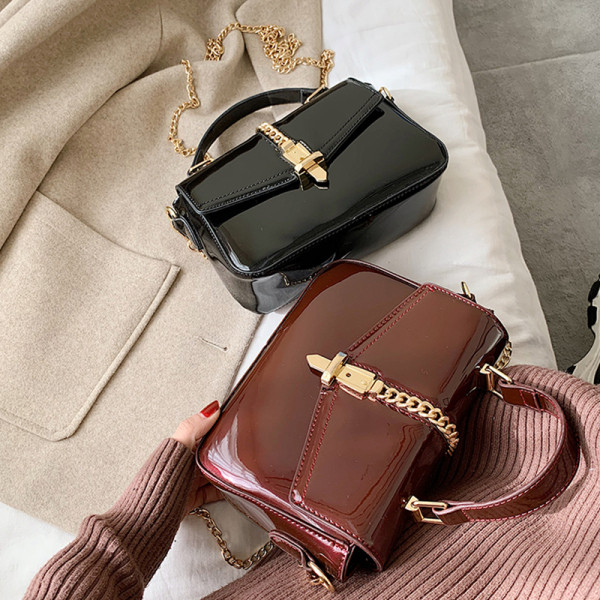 Modern női táska rövid és hosszú fülekkel, fekete, bordó, zöld és piros színben