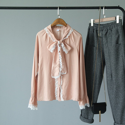 Modern női ing gallérján fehér és rózsaszín szalaggal