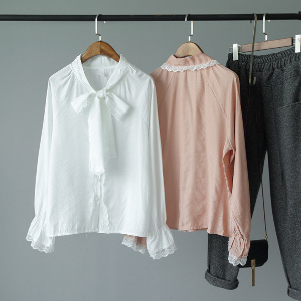 Modern női ing gallérján fehér és rózsaszín szalaggal