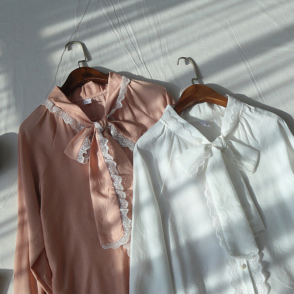 Modern női ing gallérján fehér és rózsaszín szalaggal