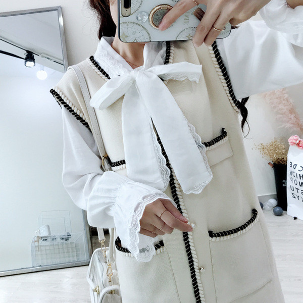 Modern női ing gallérján fehér és rózsaszín szalaggal