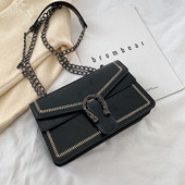 Öko bőrből készült női táska fém elemmel és lánccal fekete, bordó és piros színben