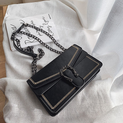 Öko bőrből készült női táska fém elemmel és lánccal fekete, bordó és piros színben