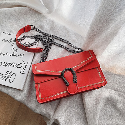 Öko bőrből készült női táska fém elemmel és lánccal fekete, bordó és piros színben