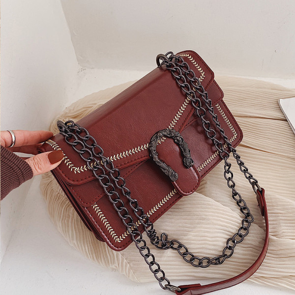 Öko bőrből készült női táska fém elemmel és lánccal fekete, bordó és piros színben